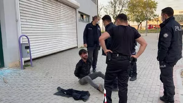 Son dakika haberleri: Pazar yerinin camlarını kırdı; o anlar kamerada Son dakika haberleri: Pazar yerinin camlarını kırdı; o anlar kamerada