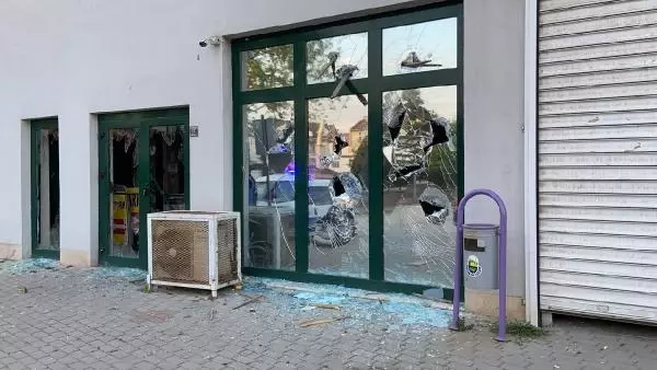 Son dakika haberleri: Pazar yerinin camlarını kırdı; o anlar kamerada Son dakika haberleri: Pazar yerinin camlarını kırdı; o anlar kamerada