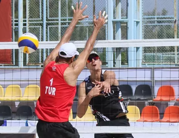 Plaj voleybolunda milliler Tokyo yolunda Plaj voleybolunda milliler Tokyo yolunda