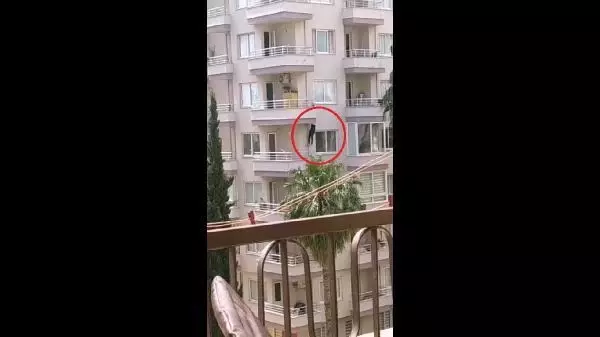 Son dakika haberleri: Polisi görünce balkondan balkona sarkıp 6'ncı kattan 2'nci kata inen şüpheli yakalandı Son dakika haberleri: Polisi görünce balkondan balkona sarkıp 6'ncı kattan 2'nci kata inen şüpheli yakalandı