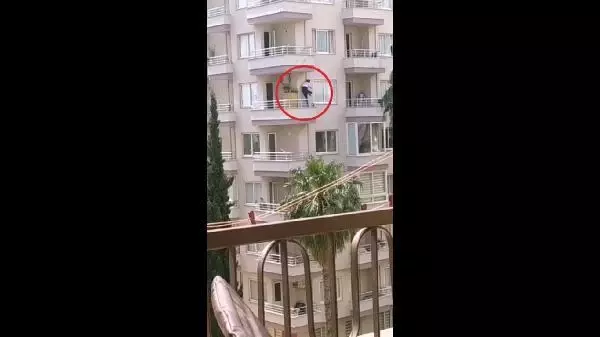 Son dakika haberleri: Polisi görünce balkondan balkona sarkıp 6'ncı kattan 2'nci kata inen şüpheli yakalandı Son dakika haberleri: Polisi görünce balkondan balkona sarkıp 6'ncı kattan 2'nci kata inen şüpheli yakalandı