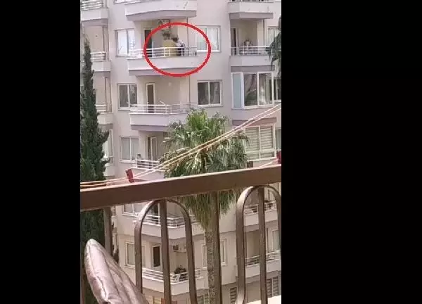 Son dakika haberleri: Polisi görünce balkondan balkona sarkıp 6'ncı kattan 2'nci kata inen şüpheli yakalandı Son dakika haberleri: Polisi görünce balkondan balkona sarkıp 6'ncı kattan 2'nci kata inen şüpheli yakalandı