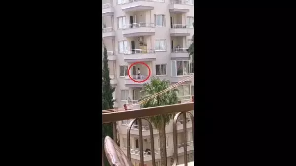 Son dakika haberleri: Polisi görünce balkondan balkona sarkıp 6'ncı kattan 2'nci kata inen şüpheli yakalandı Son dakika haberleri: Polisi görünce balkondan balkona sarkıp 6'ncı kattan 2'nci kata inen şüpheli yakalandı