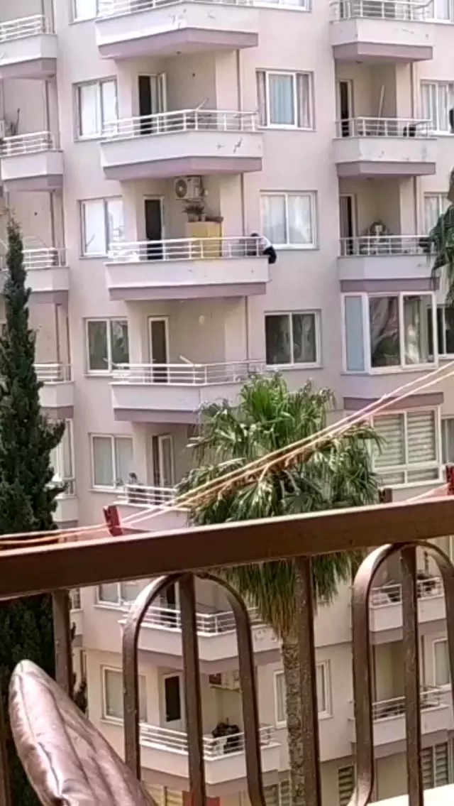 Son dakika haberi! Polisten kaçmak için balkondan 6'ncı kattan 5'inci kata indi Son dakika haberi! Polisten kaçmak için balkondan 6'ncı kattan 5'inci kata indi