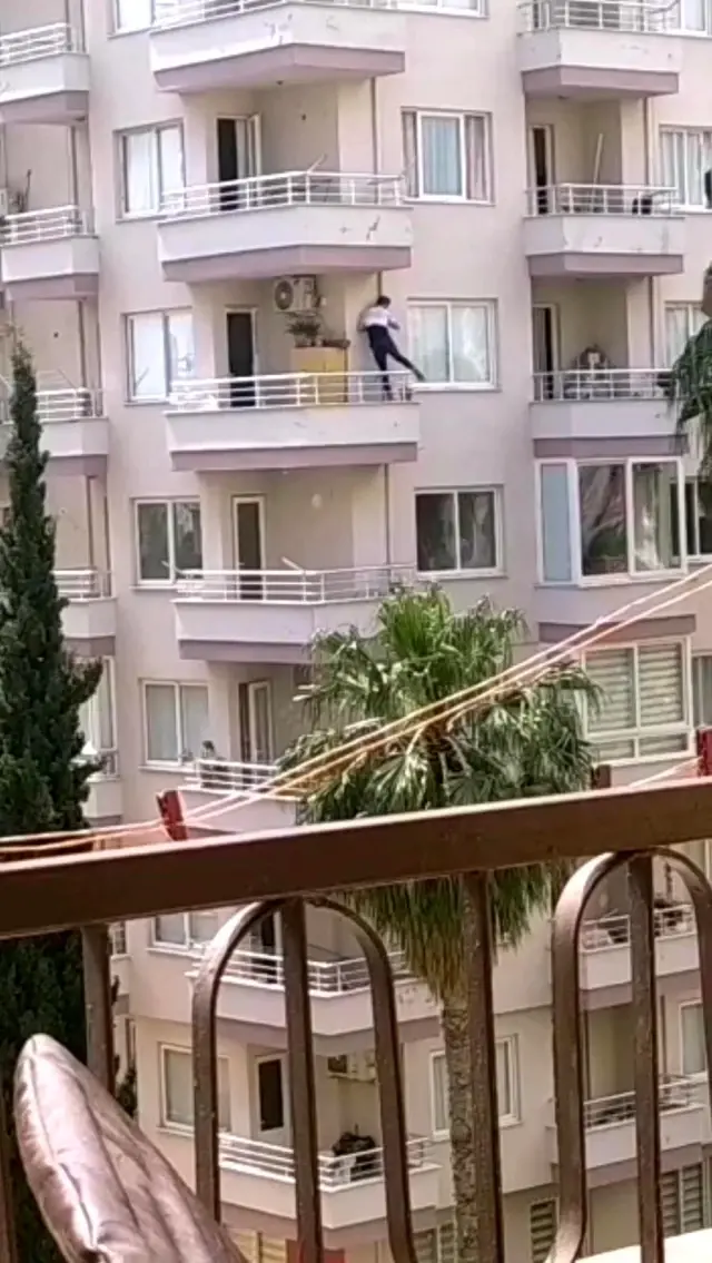 Son dakika haberi! Polisten kaçmak için balkondan 6'ncı kattan 5'inci kata indi Son dakika haberi! Polisten kaçmak için balkondan 6'ncı kattan 5'inci kata indi
