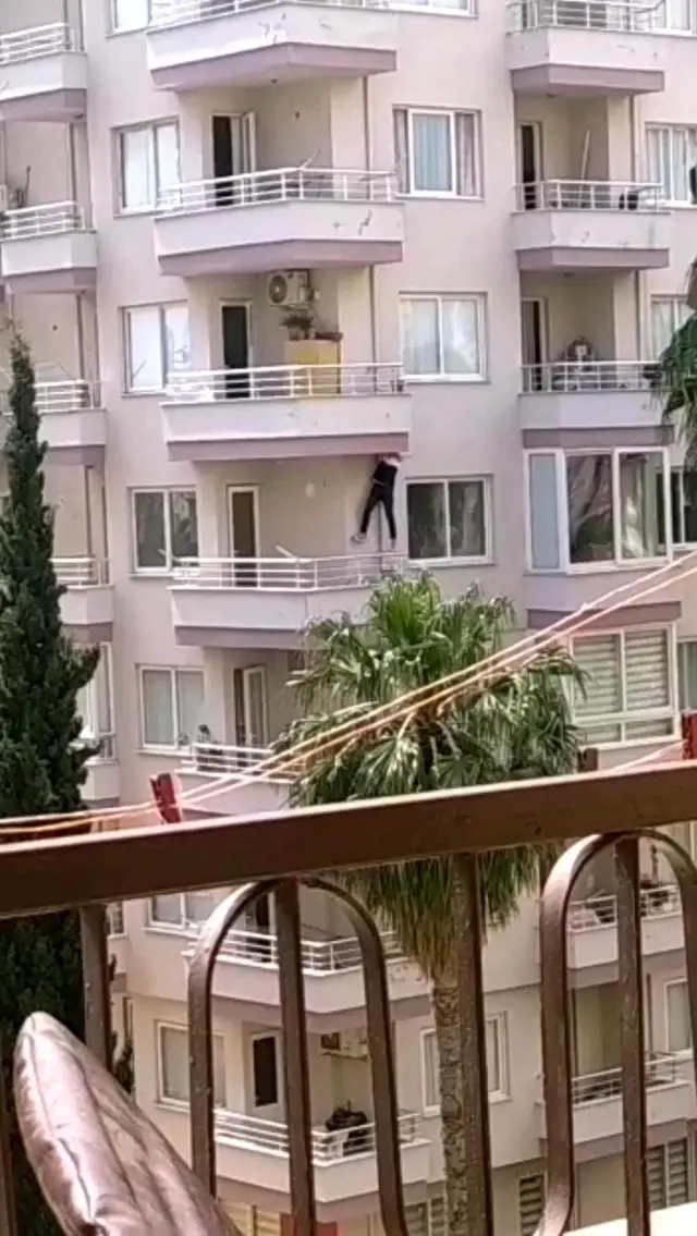 Son dakika haberi! Polisten kaçmak için balkondan 6'ncı kattan 5'inci kata indi Son dakika haberi! Polisten kaçmak için balkondan 6'ncı kattan 5'inci kata indi