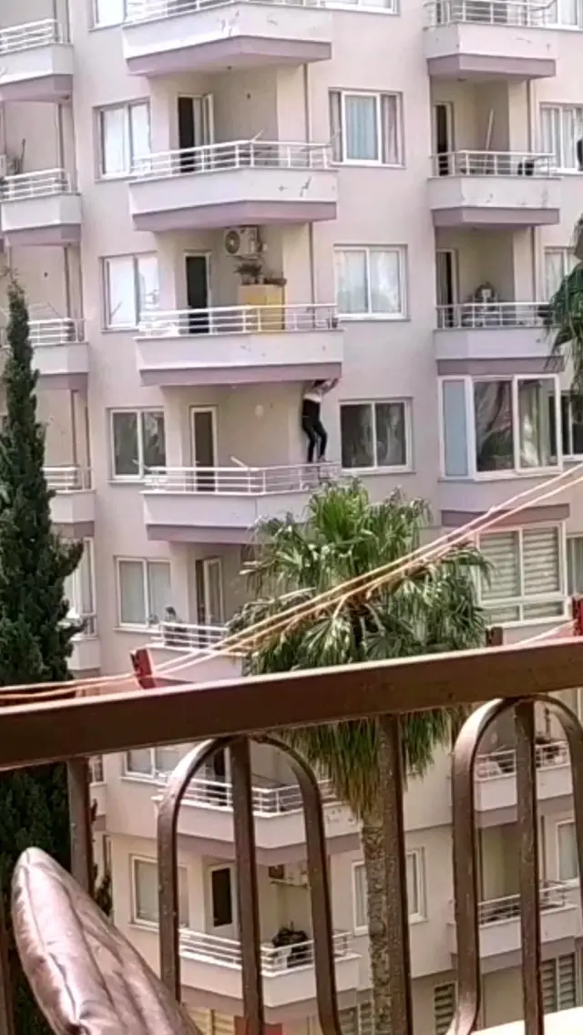 Son dakika haberi! Polisten kaçmak için balkondan 6'ncı kattan 5'inci kata indi Son dakika haberi! Polisten kaçmak için balkondan 6'ncı kattan 5'inci kata indi