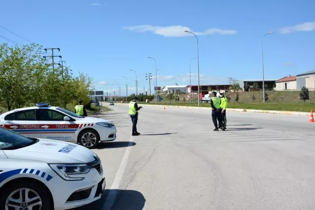 Sandıklı'da jandarma ve polisten drone destekli denetim Sandıklı'da jandarma ve polisten drone destekli denetim