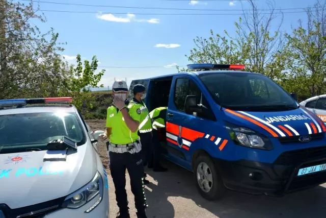 Sandıklı'da jandarma ve polisten drone destekli denetim Sandıklı'da jandarma ve polisten drone destekli denetim