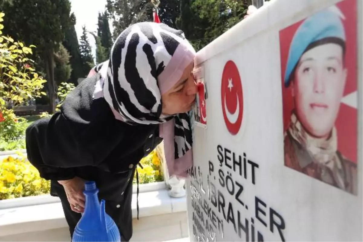 ŞEHİT ANNELERİ, ANNELER GÜNÜ ÖNCESİ EVLATLARININ MEZARINI ZİYARET ETTİ