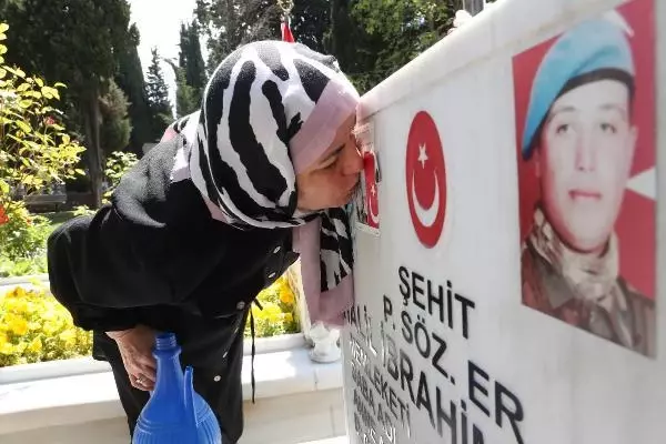 ŞEHİT ANNELERİ, ANNELER GÜNÜ ÖNCESİ EVLATLARININ MEZARINI ZİYARET ETTİ ŞEHİT ANNELERİ, ANNELER GÜNÜ ÖNCESİ EVLATLARININ MEZARINI ZİYARET ETTİ