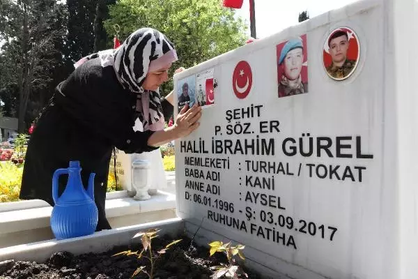 ŞEHİT ANNELERİ, ANNELER GÜNÜ ÖNCESİ EVLATLARININ MEZARINI ZİYARET ETTİ ŞEHİT ANNELERİ, ANNELER GÜNÜ ÖNCESİ EVLATLARININ MEZARINI ZİYARET ETTİ