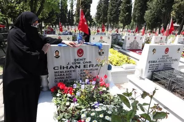 ŞEHİT ANNELERİ, ANNELER GÜNÜ ÖNCESİ EVLATLARININ MEZARINI ZİYARET ETTİ ŞEHİT ANNELERİ, ANNELER GÜNÜ ÖNCESİ EVLATLARININ MEZARINI ZİYARET ETTİ