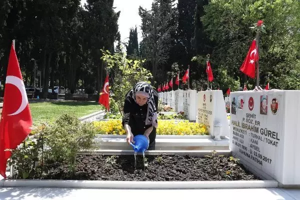 ŞEHİT ANNELERİ, ANNELER GÜNÜ ÖNCESİ EVLATLARININ MEZARINI ZİYARET ETTİ ŞEHİT ANNELERİ, ANNELER GÜNÜ ÖNCESİ EVLATLARININ MEZARINI ZİYARET ETTİ