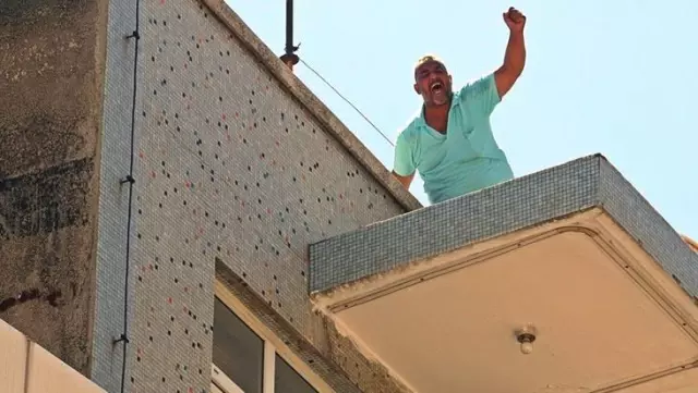 Seyahat izni alabilmek için çatıya çıktı, istediği olunca sevgi kelebeğine döndü Seyahat izni alabilmek için çatıya çıktı, istediği olunca sevgi kelebeğine döndü