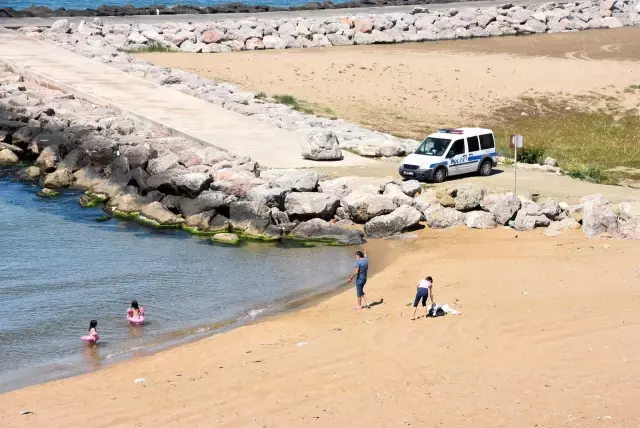 Son dakika haberleri! Sinop'ta denize giren Almanya vatandaşı aileye polis engeli Son dakika haberleri! Sinop'ta denize giren Almanya vatandaşı aileye polis engeli