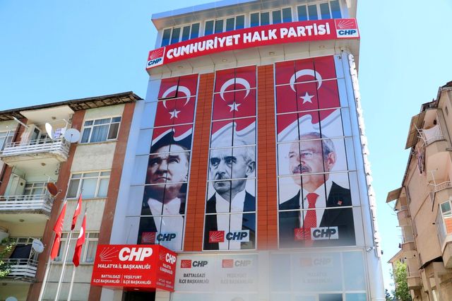 Skandala adı karışan CHP'li ilçe başkanını partiyle ilişiği kesildi Skandala adı karışan CHP'li ilçe başkanını partiyle ilişiği kesildi