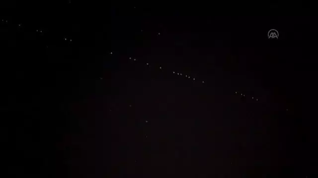 Starlink Leo Uyduları'nın geçişi sırasında gökyüzünde parlamalar oluştu Starlink Leo Uyduları'nın geçişi sırasında gökyüzünde parlamalar oluştu