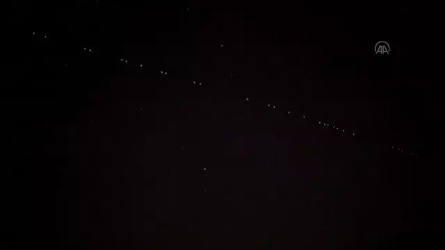 Starlink Leo Uyduları'nın geçişi sırasında gökyüzünde parlamalar oluştu