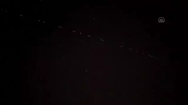 Starlink Leo Uyduları'nın geçişi sırasında gökyüzünde parlamalar oluştu