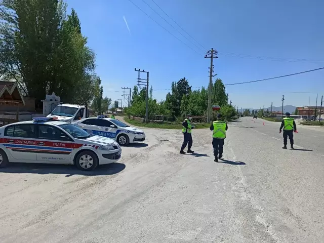 Şuhut'ta Trafik Haftası yapılan uygulamalarla kutlandı Şuhut'ta Trafik Haftası yapılan uygulamalarla kutlandı