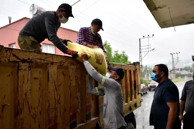 Tarsus Belediyesi çiftçilere 7 ton gübre, 50 bin marul fidesi dağıttı Tarsus Belediyesi çiftçilere 7 ton gübre, 50 bin marul fidesi dağıttı