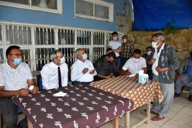 Tarsus Belediyesi çiftçilere 7 ton gübre, 50 bin marul fidesi dağıttı Tarsus Belediyesi çiftçilere 7 ton gübre, 50 bin marul fidesi dağıttı