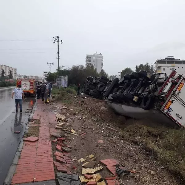 TIR'ın elektrik direğine çarpıp devrildiği kaza kamerada TIR'ın elektrik direğine çarpıp devrildiği kaza kamerada