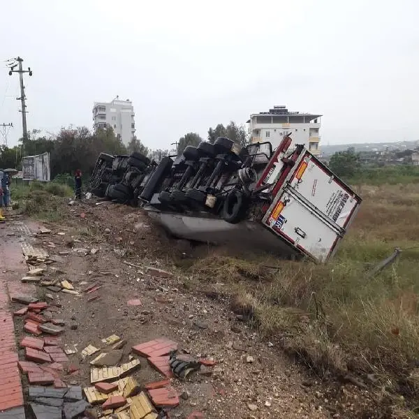 TIR'ın elektrik direğine çarpıp devrildiği kaza kamerada TIR'ın elektrik direğine çarpıp devrildiği kaza kamerada