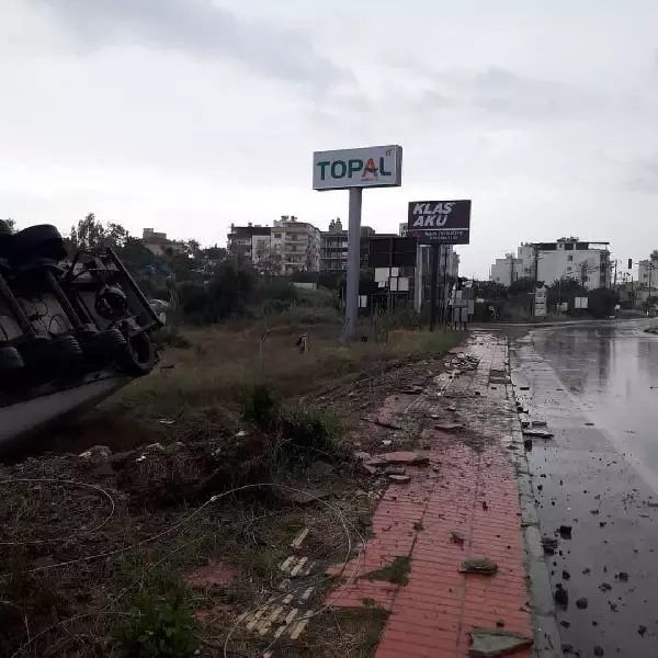 TIR'ın elektrik direğine çarpıp devrildiği kaza kamerada TIR'ın elektrik direğine çarpıp devrildiği kaza kamerada