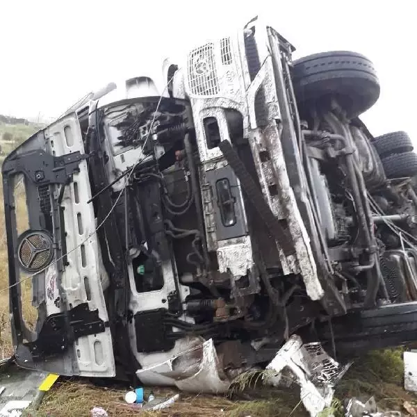 TIR'ın elektrik direğine çarpıp devrildiği kaza kamerada TIR'ın elektrik direğine çarpıp devrildiği kaza kamerada