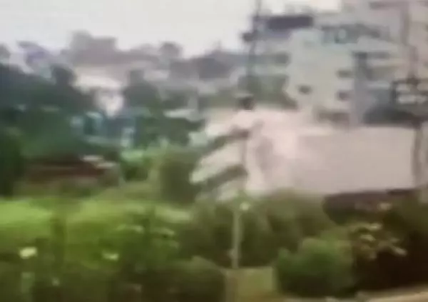 TIR'ın elektrik direğine çarpıp devrildiği kaza kamerada TIR'ın elektrik direğine çarpıp devrildiği kaza kamerada