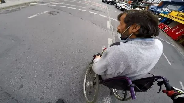 TRAFİĞİN ORTASINDA ENGELLİNİN ÇARESİZLİĞİ; 'ÇEVREDEKİLER KALDIRIRLAR DİYE DÜŞÜNÜYORDUM'