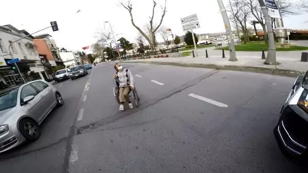 TRAFİĞİN ORTASINDA ENGELLİNİN ÇARESİZLİĞİ; 'ÇEVREDEKİLER KALDIRIRLAR DİYE DÜŞÜNÜYORDUM'