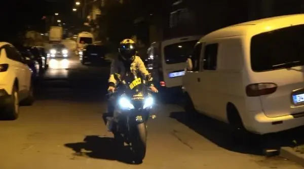 TRAFİĞİN ORTASINDA ENGELLİNİN ÇARESİZLİĞİ; 'ÇEVREDEKİLER KALDIRIRLAR DİYE DÜŞÜNÜYORDUM'