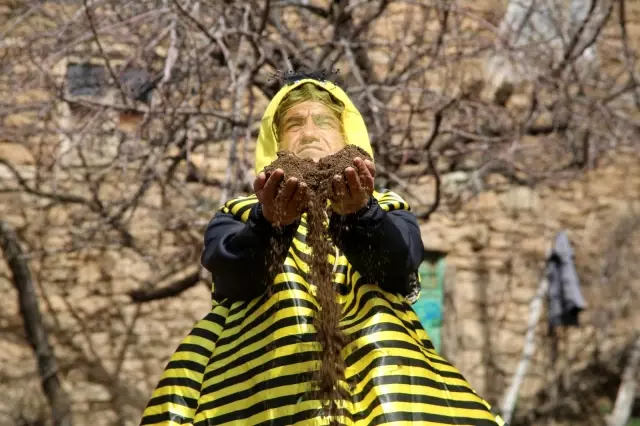 Türkücü Aydın Aydın arı kostümü giyerek hayvanlarla helalleşti