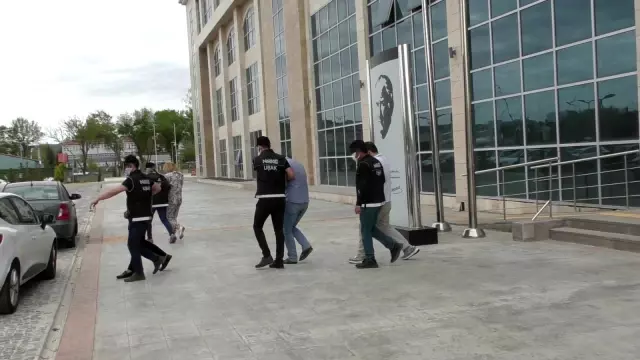 Uşak'ta 3 bin 308 sentetik ecza hap ele geçirildi Uşak'ta 3 bin 308 sentetik ecza hap ele geçirildi