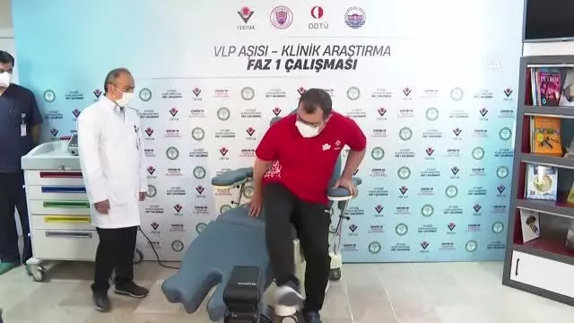 Varank, yerli imkanlarla geliştirilen Faz-1 aşamasındaki VLP aşının ikinci dozunu yaptırdı Varank, yerli imkanlarla geliştirilen Faz-1 aşamasındaki VLP aşının ikinci dozunu yaptırdı
