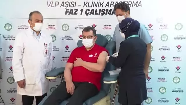 Varank, yerli imkanlarla geliştirilen Faz-1 aşamasındaki VLP aşının ikinci dozunu yaptırdı Varank, yerli imkanlarla geliştirilen Faz-1 aşamasındaki VLP aşının ikinci dozunu yaptırdı