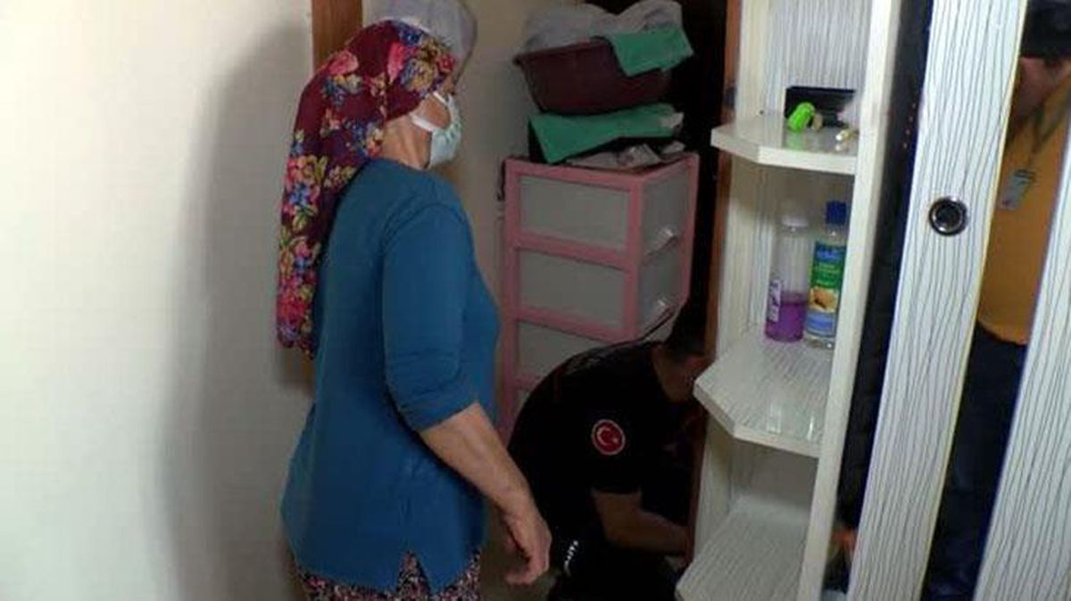 Yemek yapmak için mutfağa giren kadın, ocağın üstündeki yılanla karşılaştı
