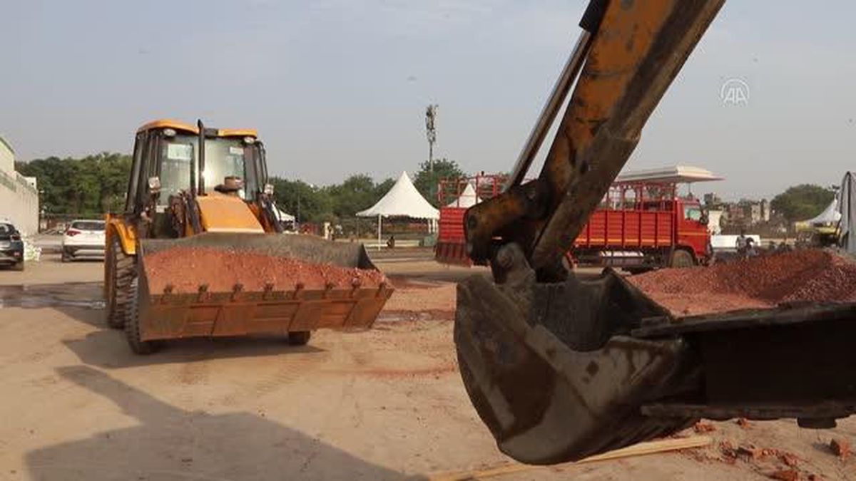 YENİ DELHİ - Salgınla mücadele kapsamında 500 yataklı hastane yapılıyor