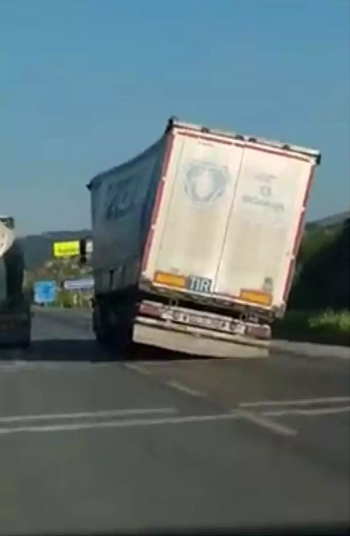 Yükten dorsesi yan yatan TIR ile tehlikeli yolculuk