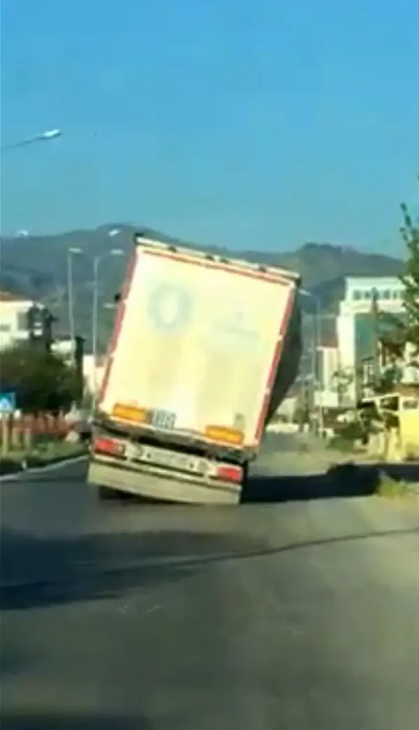 Yükten dorsesi yan yatan TIR ile tehlikeli yolculuk Yükten dorsesi yan yatan TIR ile tehlikeli yolculuk