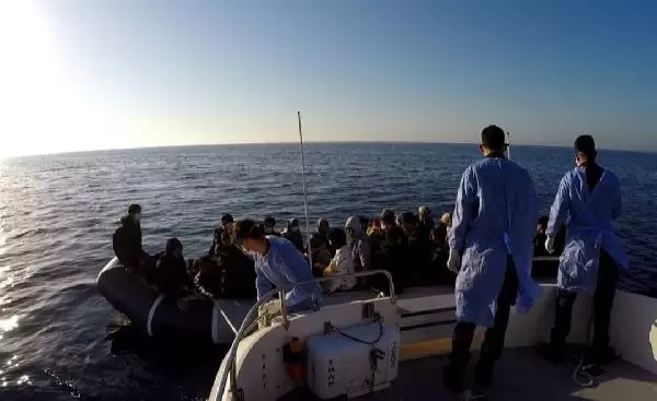 Yunanistan'ın ölüme terk ettiği 53 kaçak göçmeni Sahil Güvenlik kurtardı Yunanistan'ın ölüme terk ettiği 53 kaçak göçmeni Sahil Güvenlik kurtardı