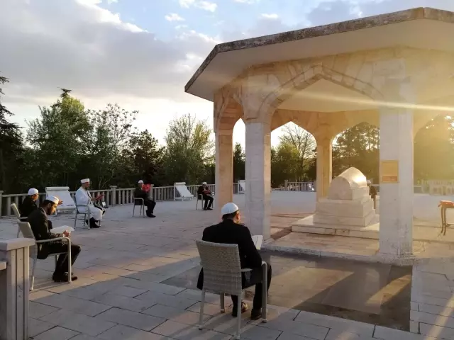 Büyük tasavvuf ve halk şairi Yunus Emre kabri başında anıldı Büyük tasavvuf ve halk şairi Yunus Emre kabri başında anıldı