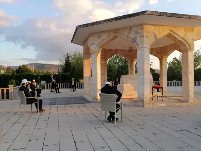 Büyük tasavvuf ve halk şairi Yunus Emre kabri başında anıldı Büyük tasavvuf ve halk şairi Yunus Emre kabri başında anıldı