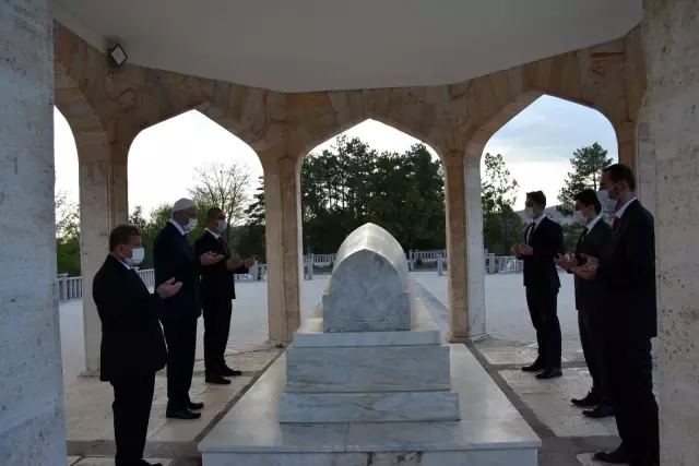 Büyük tasavvuf ve halk şairi Yunus Emre kabri başında anıldı Büyük tasavvuf ve halk şairi Yunus Emre kabri başında anıldı