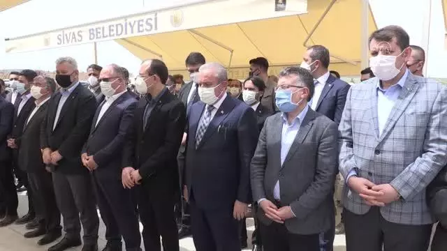 AK Parti İstanbul Milletvekili Abdullah Güler'in vefat eden annesi toprağa verildi AK Parti İstanbul Milletvekili Abdullah Güler'in vefat eden annesi toprağa verildi