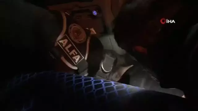 Akü kısmına gizlenen uyuşturucuları Alfa buldu Akü kısmına gizlenen uyuşturucuları Alfa buldu