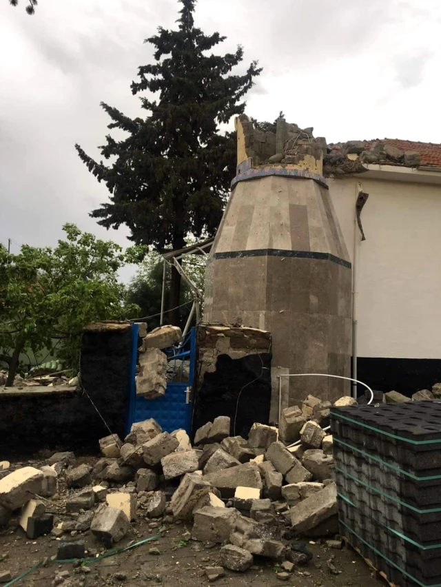 Ankara'da fırtına caminin minaresini yıktı